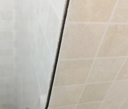 沾化瓷砖空鼓维修公司分享阳台瓷砖脱落的修复过程可以分为以下几个步骤