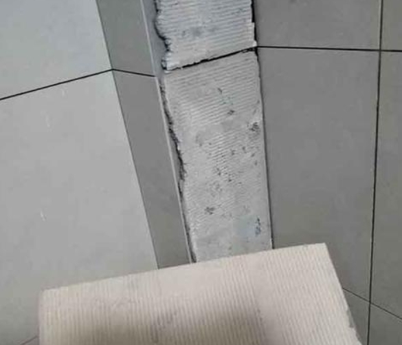 沾化瓷砖空鼓维修公司分享下厨房瓷砖脱落的补救措施。
